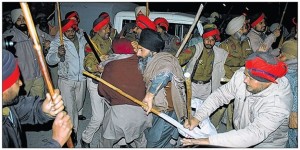 Punjab police resorted to brutal lathicharge on demonstrating farmers at Amritsar on February 21, 2014.