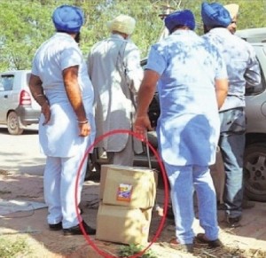 Liquor distribution during Sukhbir Badal's March 20 rally [Photo: The Tribune]