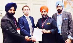 Manjit Singh GK and others handing over memorandum to  Giles Thompson