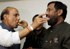 BJP head Rajnath Singh (L) and LJP head Ram Vilas Paswan (R)