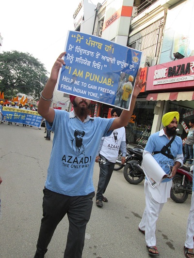 A Sikh youth holds a poster declaring that Punjab wants freedom from India. 