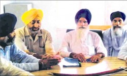 HSGPC president Jagdish Singh Jhinda and others addressing the media [July 31, 2014]