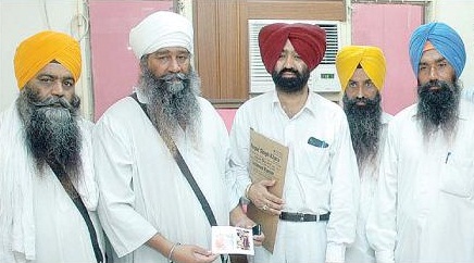 Bhai Baljinder Singh Khalsa (1st from Left) and Baba Hardeep Singh Mehraj (2nd from Left) with others at Bathinda court complex