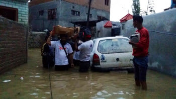 Khalsa Aid volunteers heling flood hit people in Jammu and Kashmir