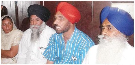 Sukhjinder Singh Shera (red-Turban) addressing the press conference [August 30, 2014]