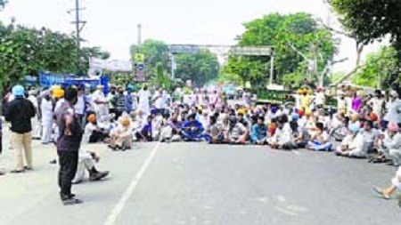 A view of dharna on Neelon bridge near Ludhiana on Sept 30.