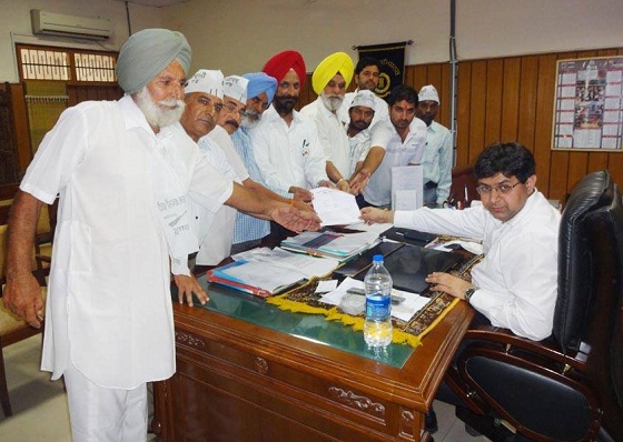 AAP leaders handing over a memorandum to Gurdaspur DC