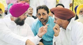Congress state president Partap Singh Bajwa and AAP MP Bhagwant Mann during protest demonstration at Samrala.