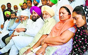 PPCC chief Partap Singh Bajwa along with the killed youths’ mother Rupinder Kaur (extreme right) and father Satpal Singh (on Bajwa's right).