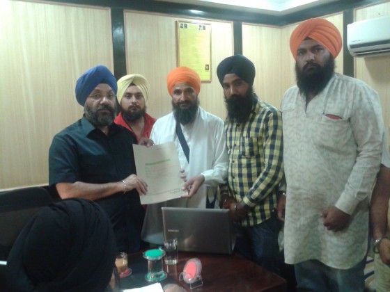 Gurbaksh Singh Khalsa tenders a memorandum to DSGMC officials