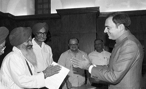 Harcharan Singh Longowal (L) and Rajiv Gandhi (R) [File Photo]