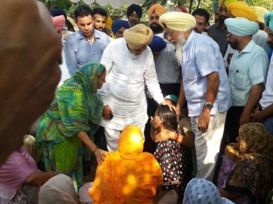 Harinder Singh Khalsa and Sucha Singh Chhotepur with victims' family