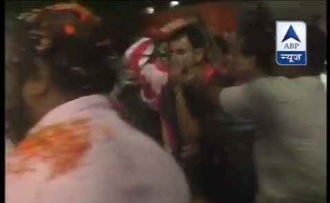 Nitin Gadkari hit with shoe in Pune 06 October 2014. A still from video.