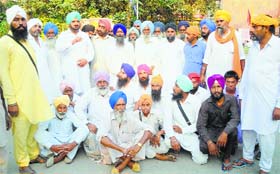 Supporters of Baba Daduwal outside the DC’s office in Bathinda on Thursday (Oct. 16)