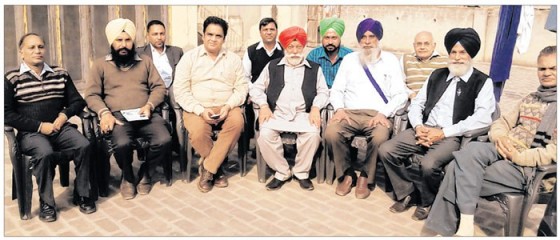 Former MP Rajdev Singh Khasla with Rashtriya Sikh Sangat activists