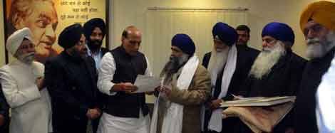 Sant Samaj chief Baba Harnam Singh Dhumma tenders memorandum to Indian Home Minister Rajnath Singh