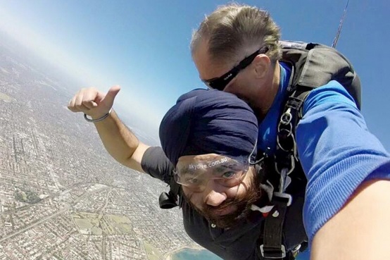 Sikh Man Harjinder Singh Kukreja sky dives with turban
