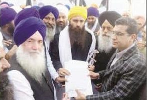 Sikh representatives hand over memorandum to administration