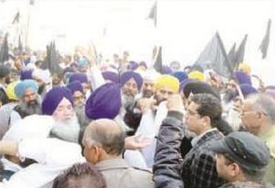 Sikhs protest in Sirsa against controversial movie (Jan. 19, 2014)