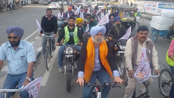 Advocate HS Phoola leading AAP activists' cycle rally in Ludhiana [File Photo]