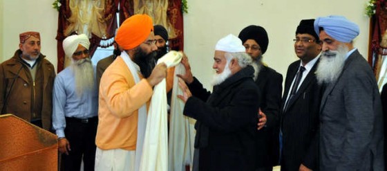 Pakistan's Minister for Religious Affairs Pir Mohammad Amin-ul-Hasnat Shah being felicitated at a US gurdwara
