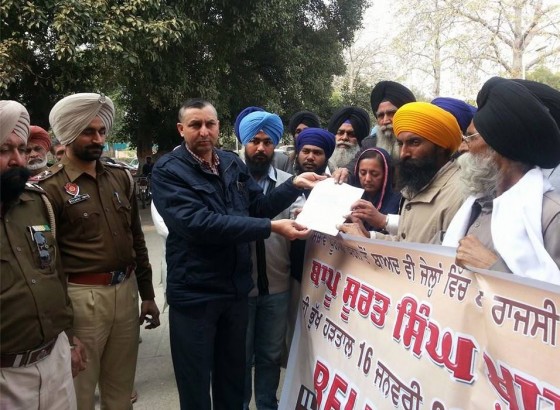 Representatives of Sikh organizations hand over a memorandum to Ludhiana DC, seeking release of Sikh Political Prisoners