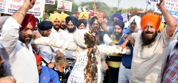 Manjit Singh GK, Manjinder Singh Sirsa and others burning effigy of Jagdish Tytler