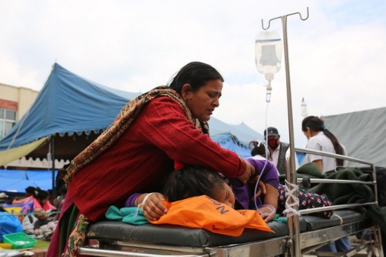 A mother tends to a child injured in the 7.8-magnitude earthquake in Nepal. UNFPA’s initial estimates indicate over 50,000 pregnant women and girls could be affected. © UNICEF/NYHQ2015-1013/Nybo