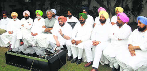 Captain Amrinder Singh and other congress leaders [Photo Courtesy: The Tribune]