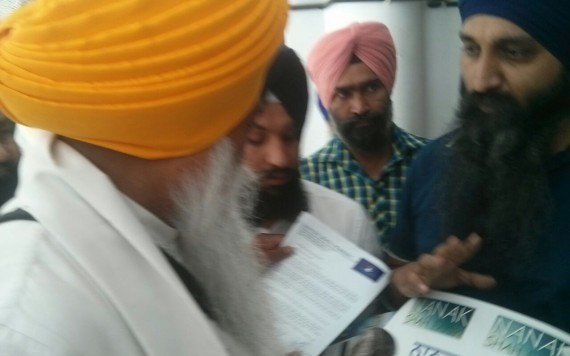 Harminder Singh tendering a memorandum about Nanak Shah Fakir movie to Giani Gurbachan Singh [File Photo]