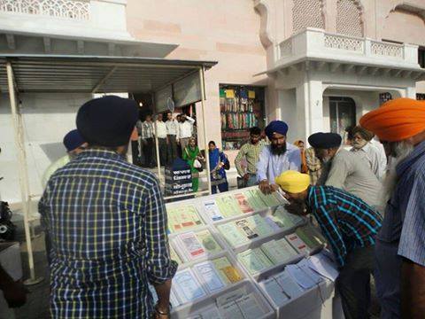 SGPC officials removing literature stall of Pingalwara