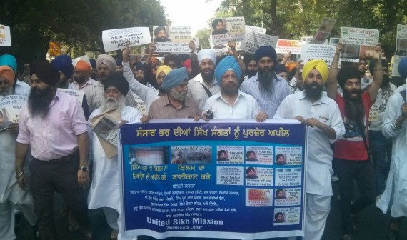 Delhi Sikhs protest against Nanak Shah Fakir film [April 19, 2015]