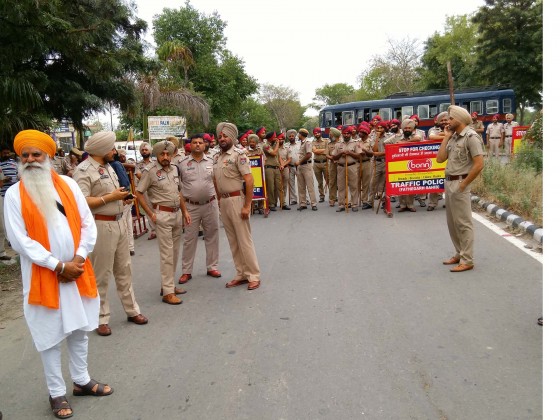 Members of Sikh Jatha arrested by police