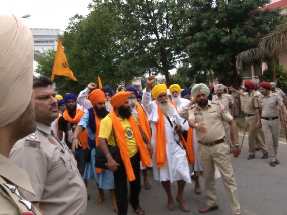 Police prevents Sikh activists from heading towards Chandigarh