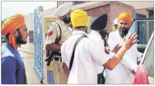 Gurbaksh Singh being turned out from Bapu Surat Singh Khalsa's house