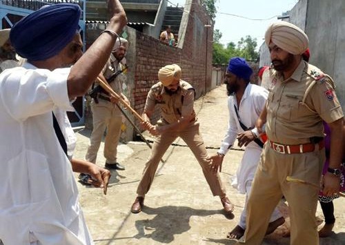 Police beat up Gurdwara Granthi over making an announcement in Gurdwara [May 16, 2015]