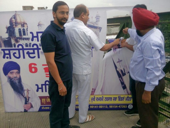 Parminder Mehta and others removing image of Sant Bhindranwale