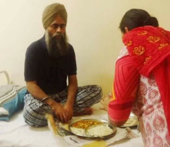 Prof. Bhullar's wife servers him food in Guru Nanak Hospital Amritsar [File Photo]