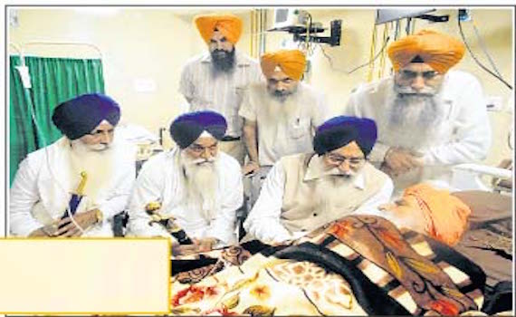Avtar Singh Makkar, Gaini Gurbachan Singh and others meet Bapu Surat Singh Khalsa