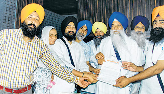 Ragi Baldev Singh Wadala and others hand over memorandum to Giani Gurbachan Singh