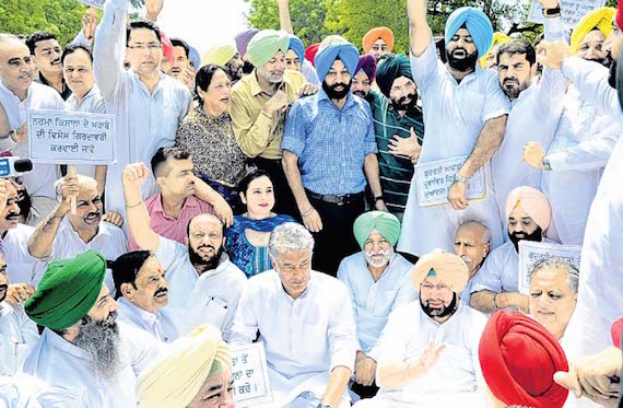 Congress leaders stage protest outside Punjab CM's residence