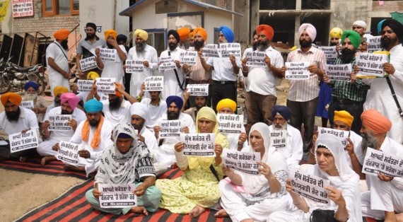 Bhai Baldev Singh Wadala leading a protest agianst SGPC move to appoint chief secretary