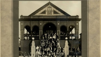 The Sikh congregation outside the Sikh Gurdwara in Kitsilano. Built in 1908, it was the religious, political, social, and cultural heart of the community. The Gurdwara was sold in 1970 to build the Ross Street temple. (Simon Fraser University Library)
