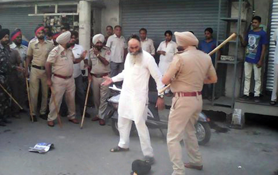 Police lathicharge Sukhwinder Singh Azad in Moga