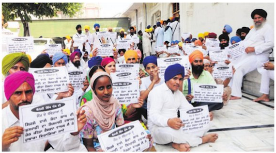 Sikh sangat holding demonstration outside Giani Gurbachan Singh's house
