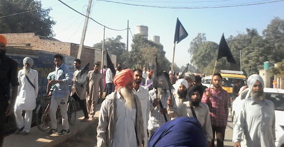 Farmers show black flags to CPS Mantar Brar in Khara village