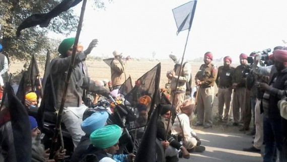 Punjab CM shown black flags in Tarn Taran village