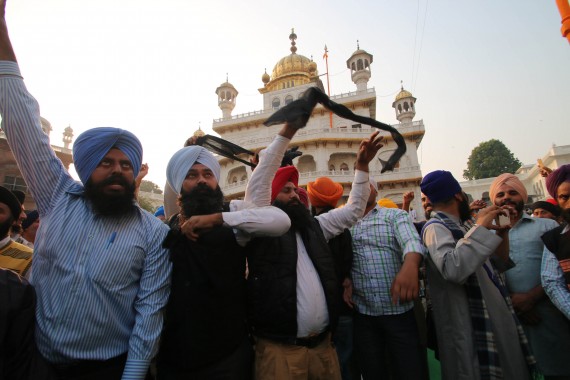 Sikh Youth of Punjab activists show black flags to Giani Gurbachan Singh