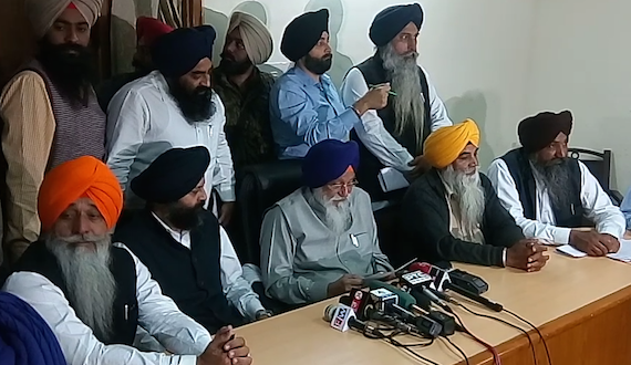 Avtar Singh Makkar and others addressing press conference at Gurduara Kalgidhar Niwas, Chandigarh on Nov. 26, 2015