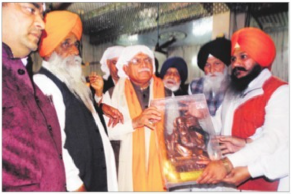 State leaders of the Badal Dal present an idol to Haryana CM inside a Gurdwara Sahib in Ambala